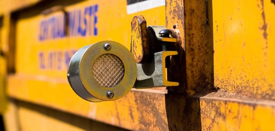 small circular skip light on side of yellow skip